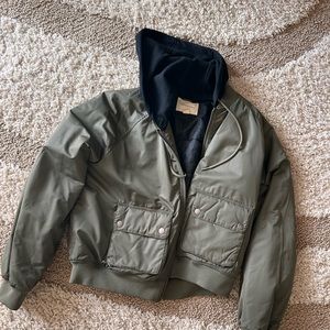 Green puffy bomber jacket w/ removable hood!